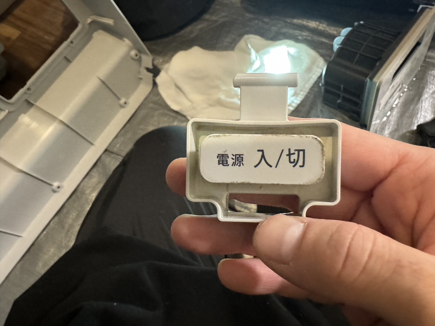 変形した電源ボタンの様子
