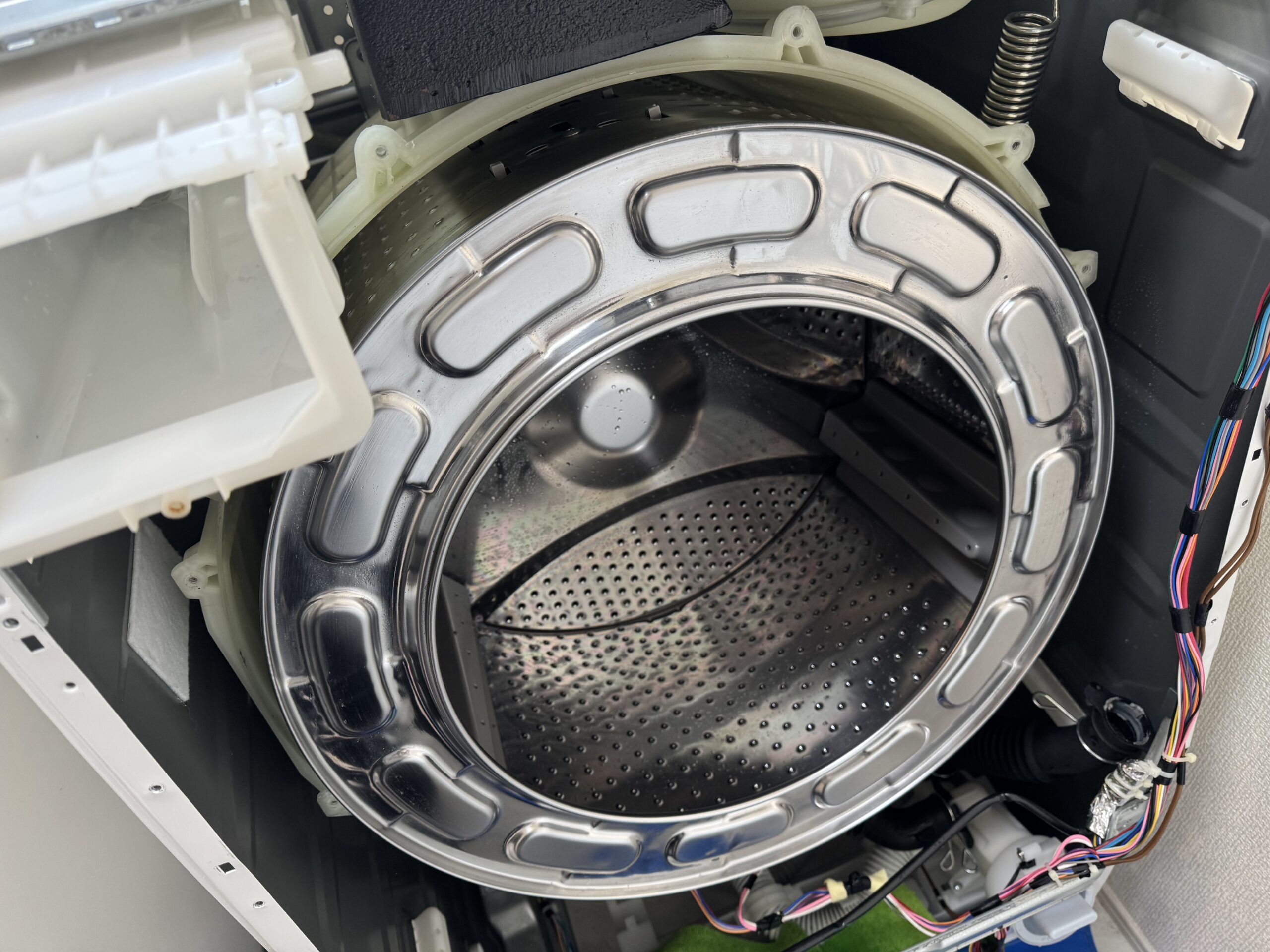 分解清掃を行ったシャープ製ドラム式洗濯機ES-S7G-Lの洗濯槽内部