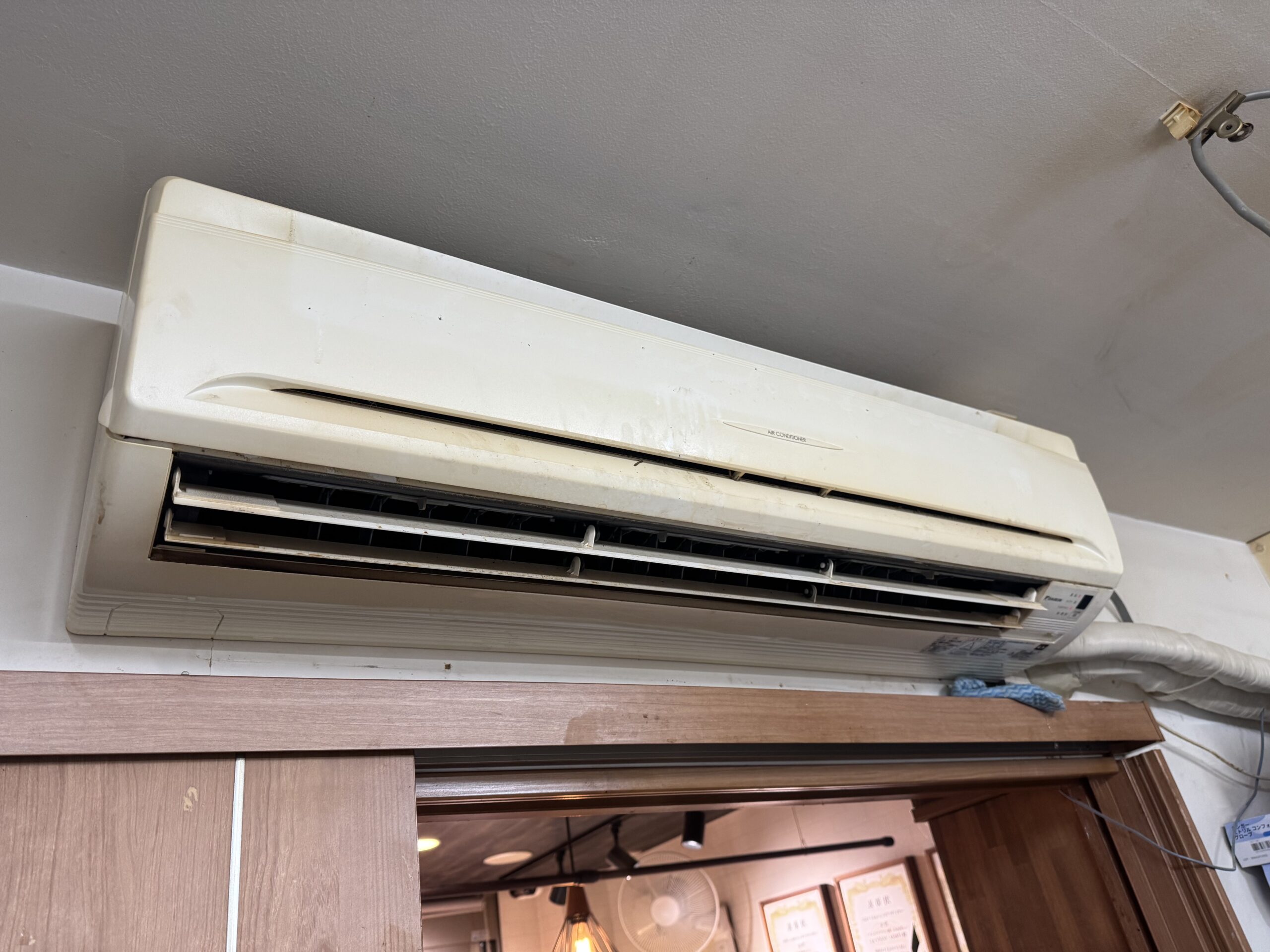 新宿区のパン屋様に設置されていたダイキンのエアコンSZRA40CT