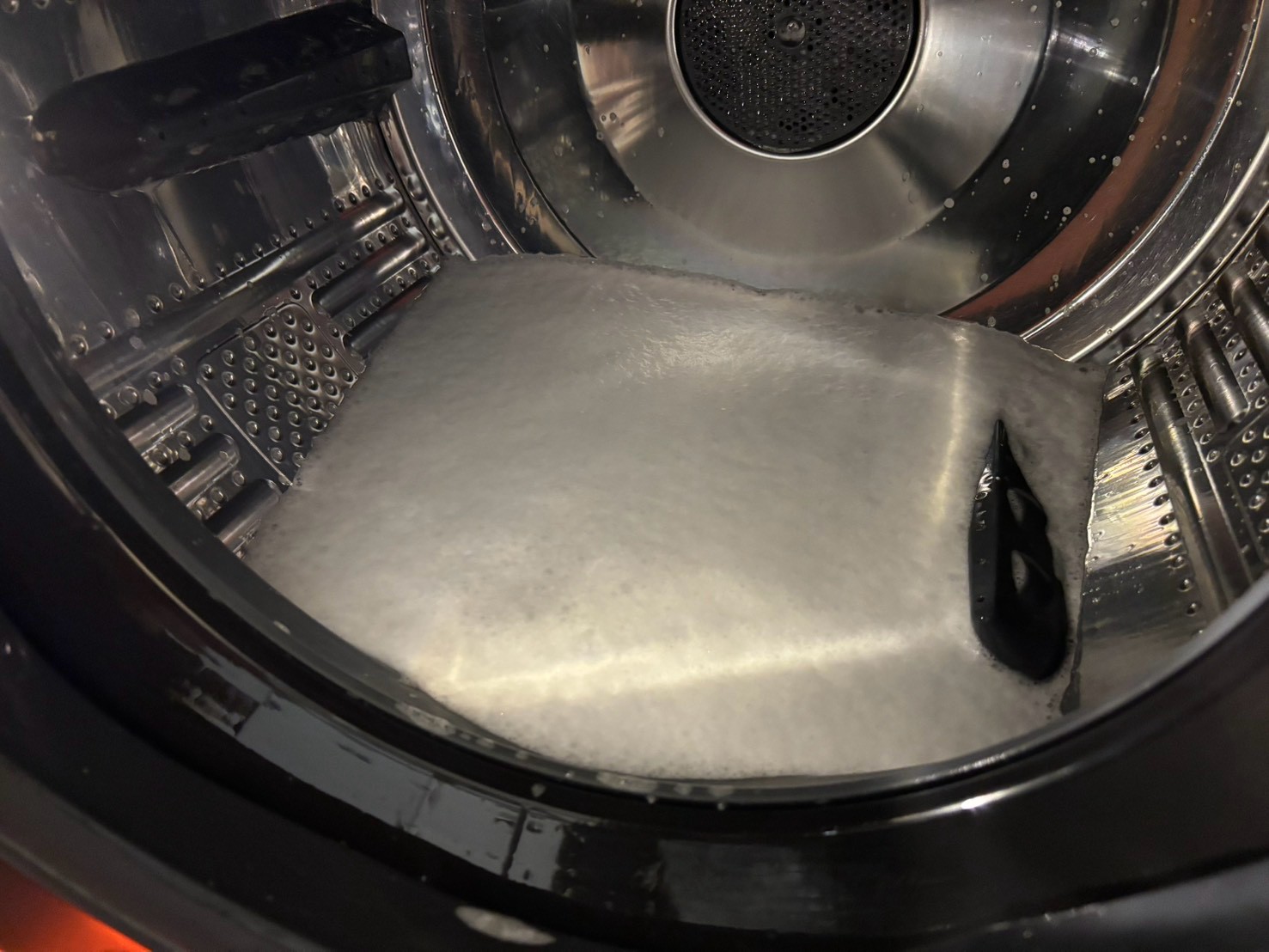 洗剤が一気に投入され洗濯槽内が泡だらけになった様子