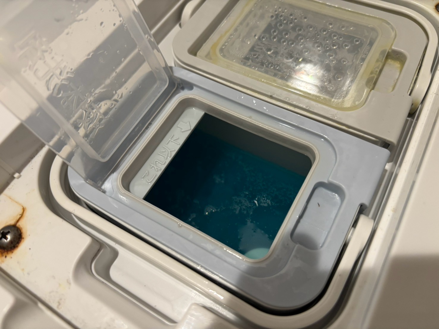 自動投入ケース内に一気に流れ出た液体洗剤