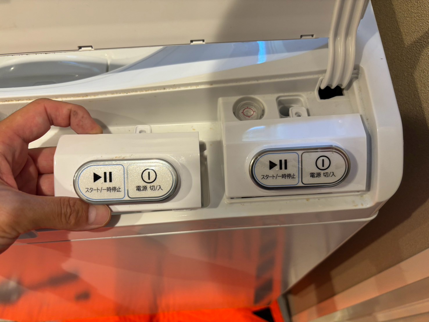 分解して取り外した電源ボタンのスイッチユニット
