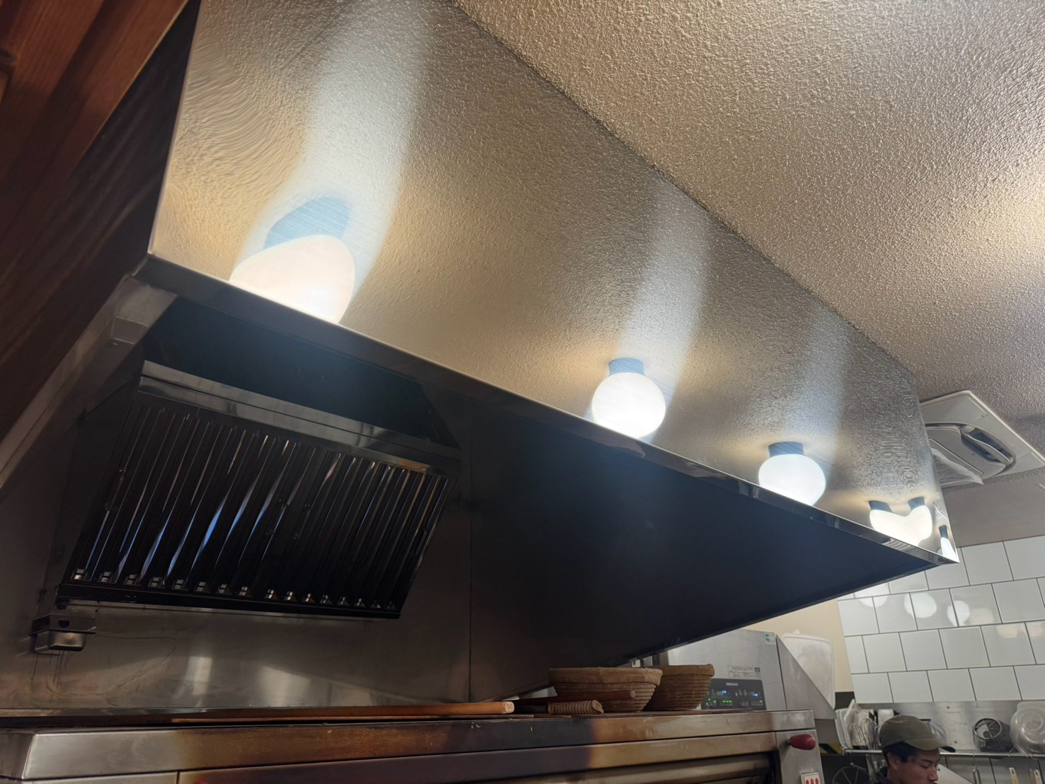 清掃後、パン屋の厨房に設置された業務用レンジフードの全景