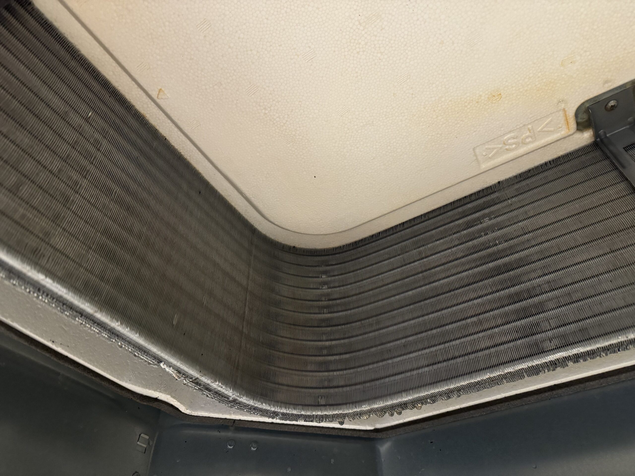 清掃後の熱交換器。汚れが取り除かれきれいな状態