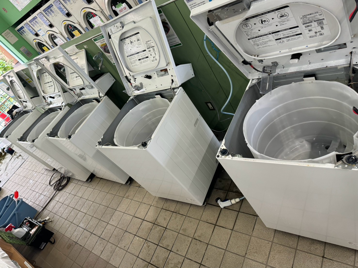 分解清掃が完了し、店内に一列に並んだ複数台の縦型洗濯機