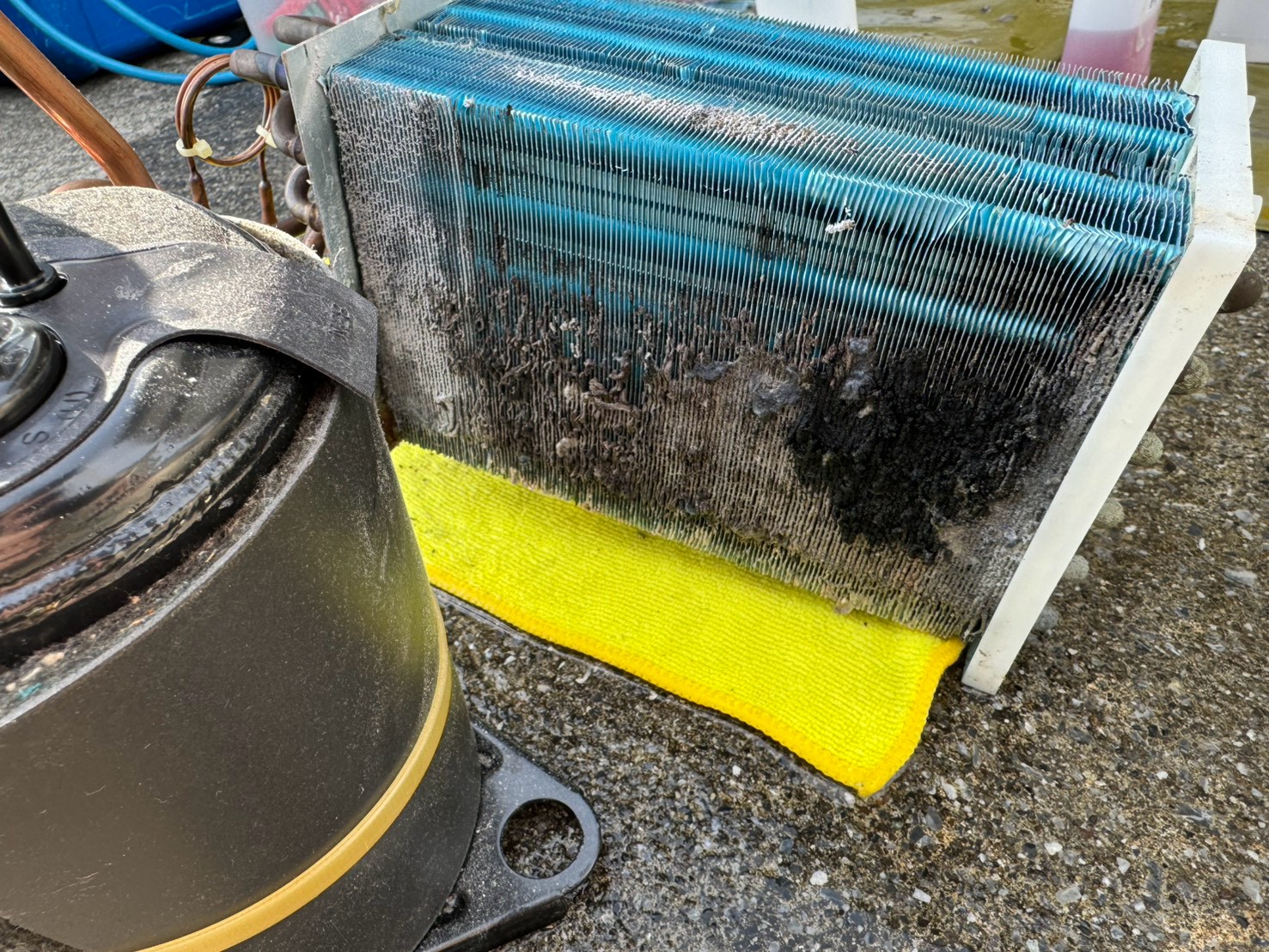 ホコリがびっしりと付着したヒートポンプの熱交換器