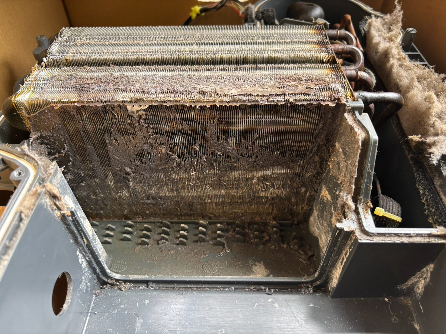 交換前のヒートポンプユニット全体