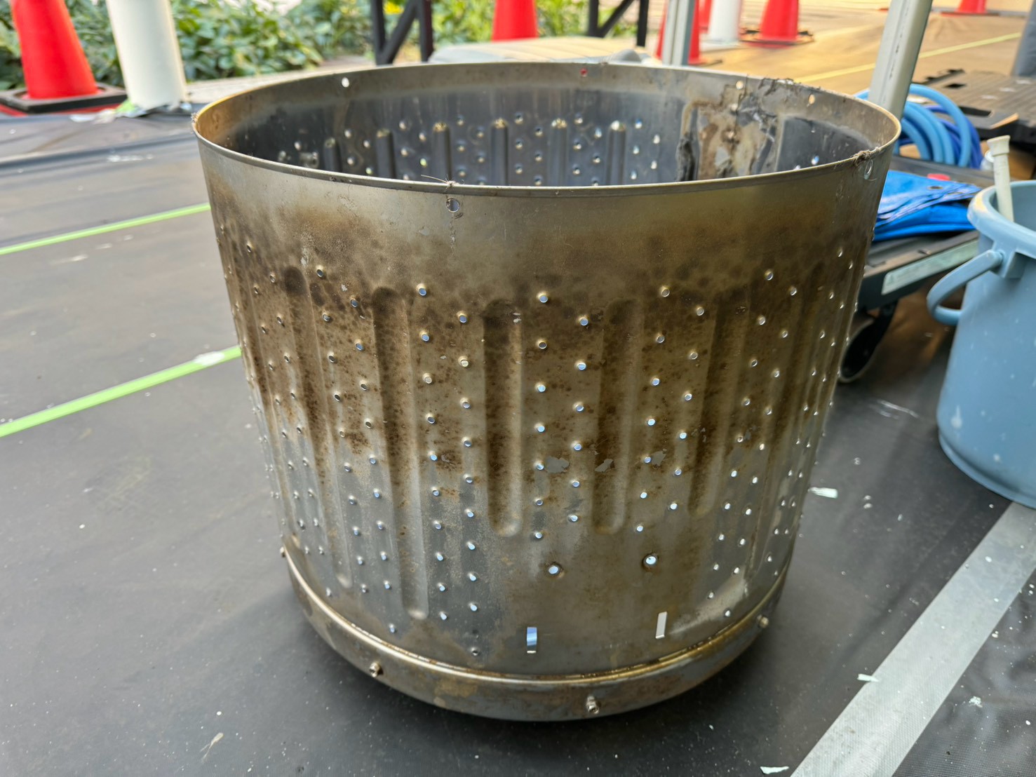 取り外した洗濯槽全体が茶色く変色し、汚れがこびりついている状態