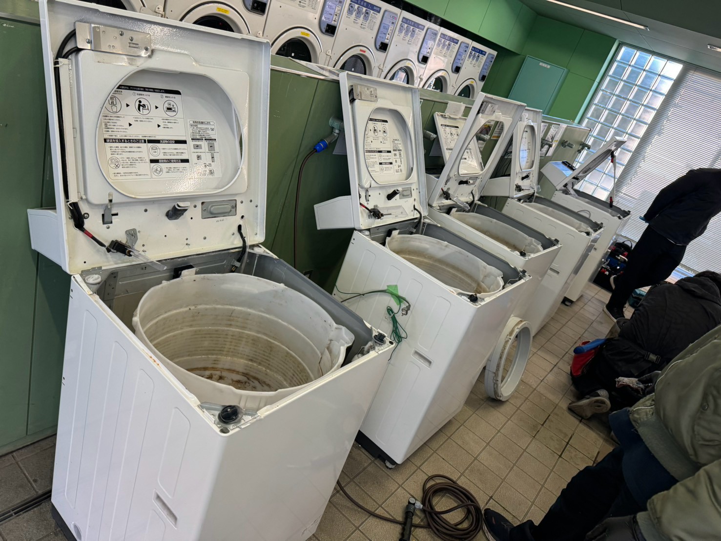 分解清掃前、コインランドリー店内に並ぶ縦型洗濯機20台