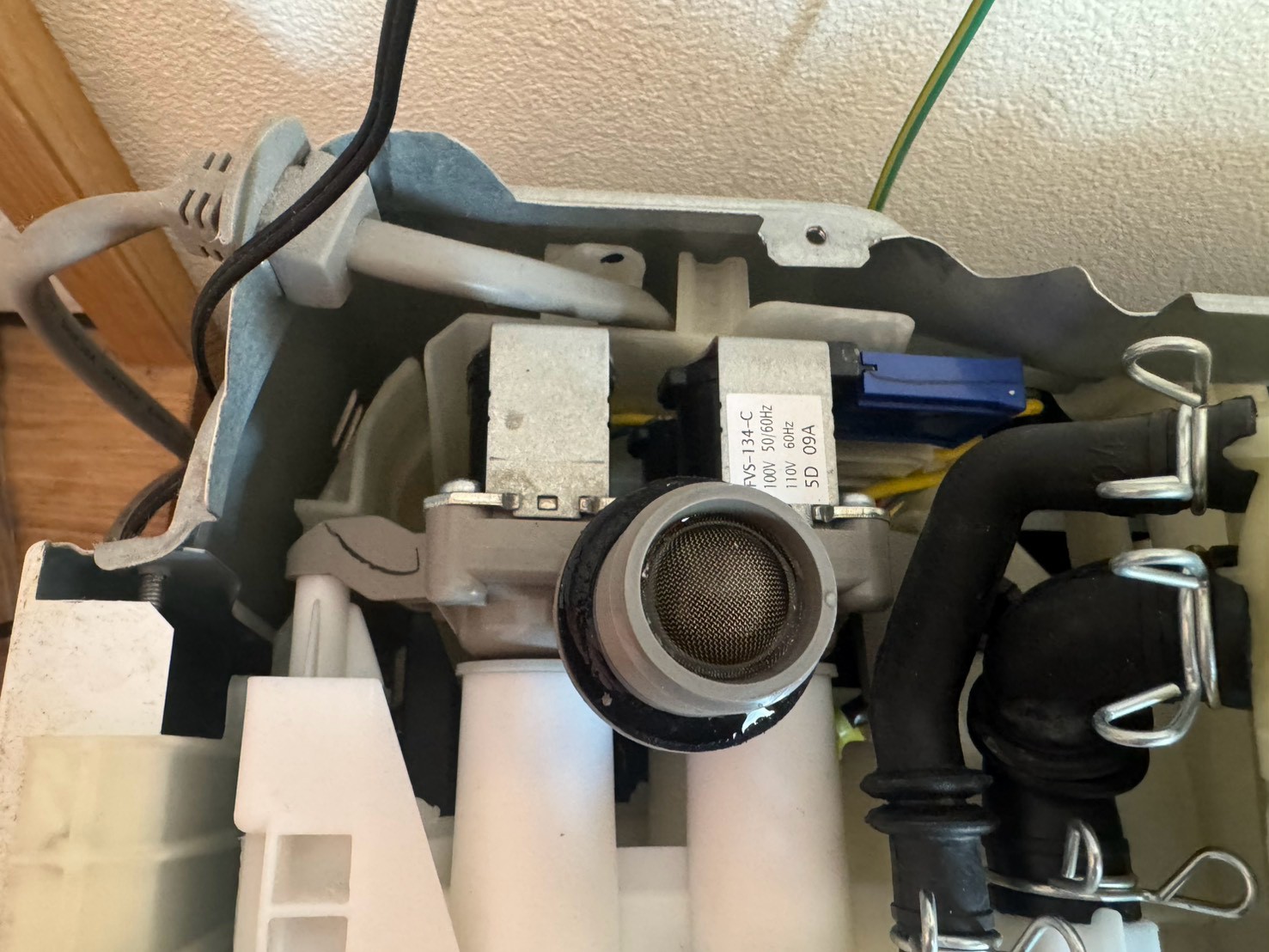 新品に交換した給水弁とメッシュフィルター