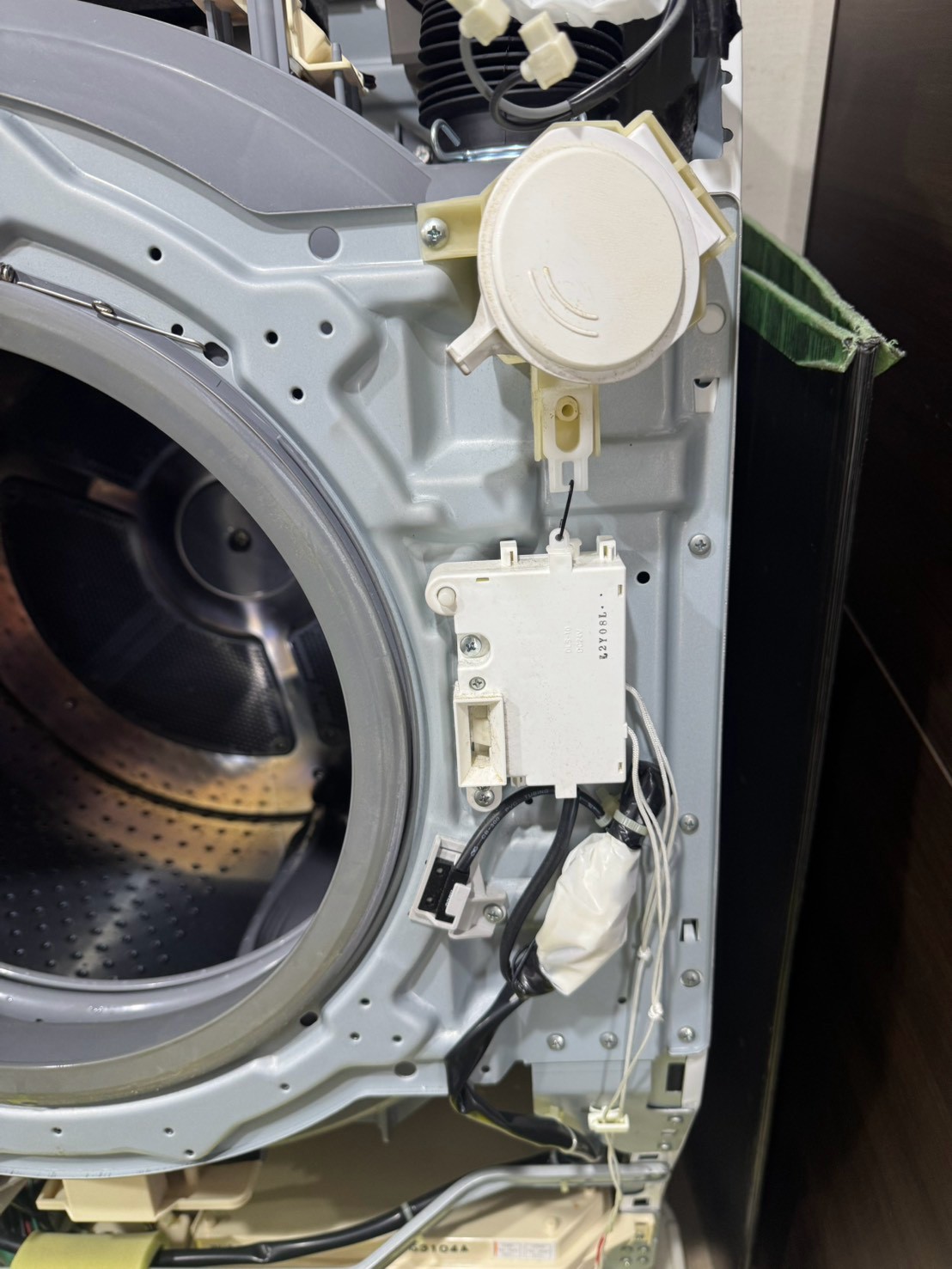 ドア部分に備わった丸いボタン。最近のドラム式洗濯機ではあまり見かけなくなったデザイン