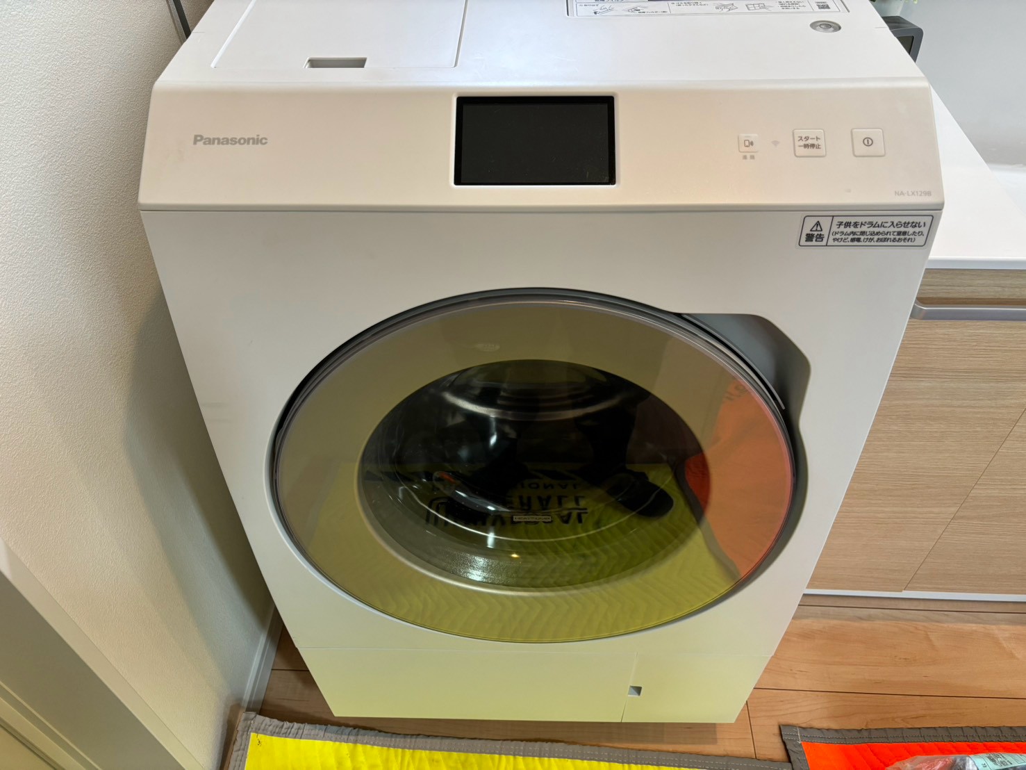 パナソニックのドラム式洗濯機NA-LX129Bの外観
