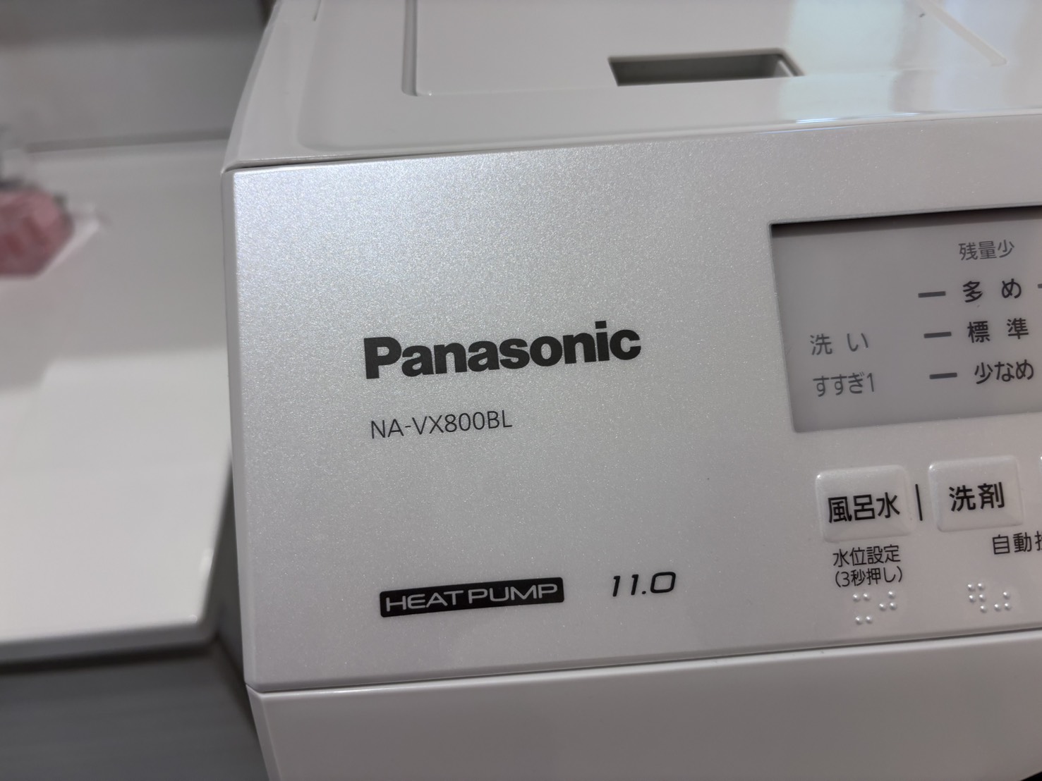 型番プレートのクローズアップ。NA-VX800BLと表示されている