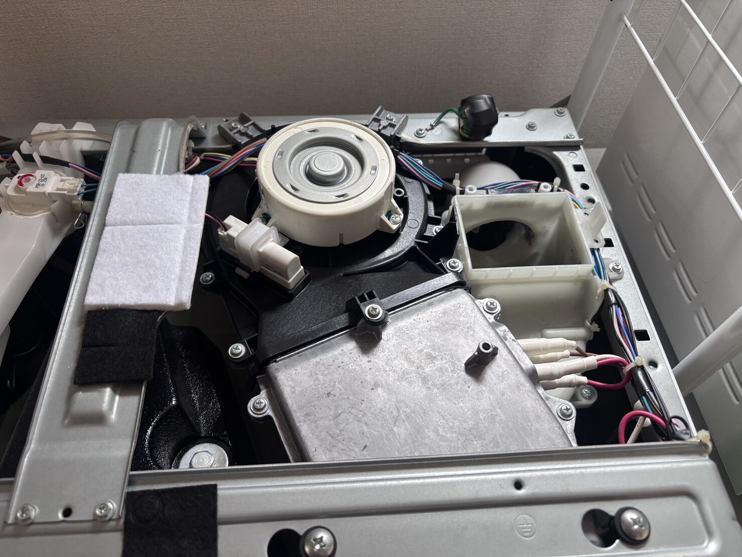 上面を開けた洗濯機内部の乾燥ユニット