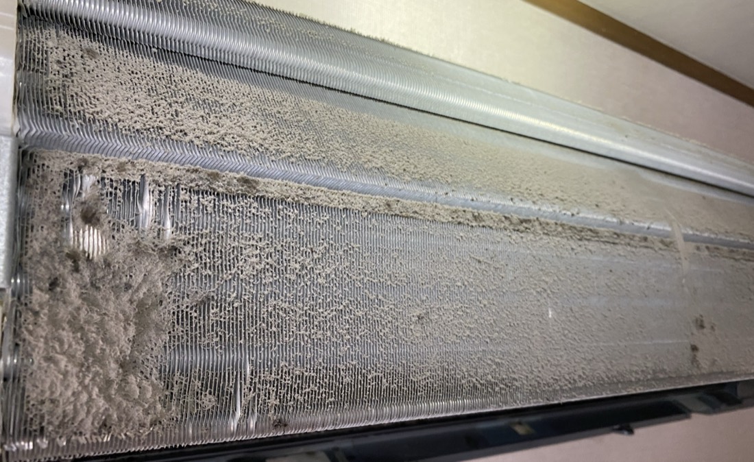 熱交換器に詰まったホコリ