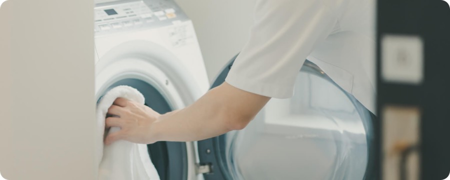 ドラム式洗濯機を扱う様子