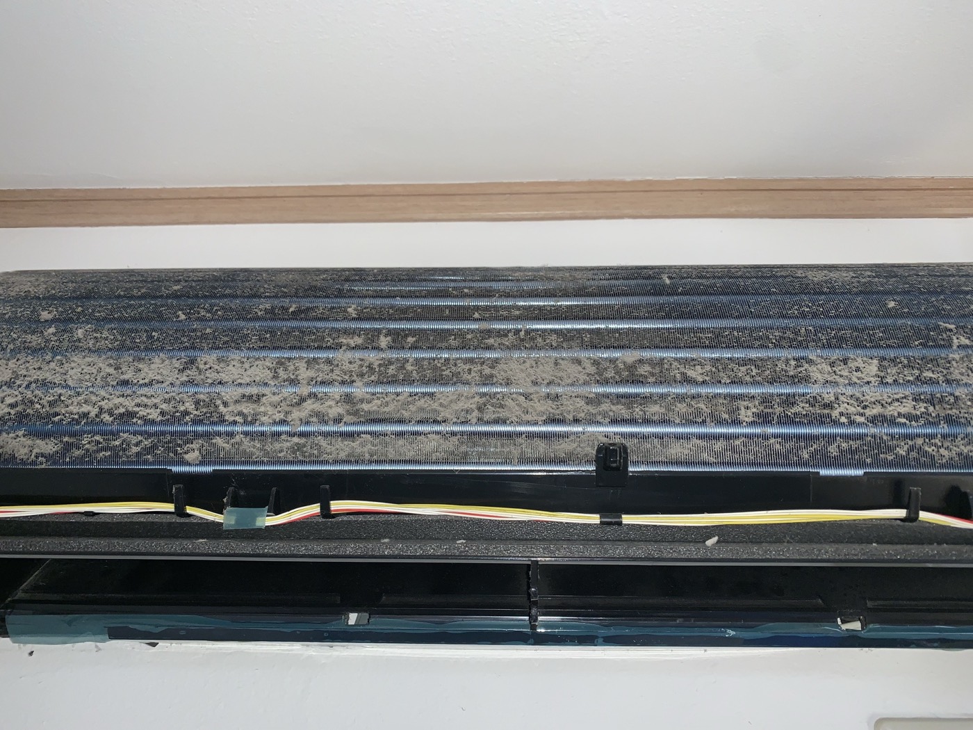 洗浄前のエアコン内部（熱交換器に付着したホコリ）
