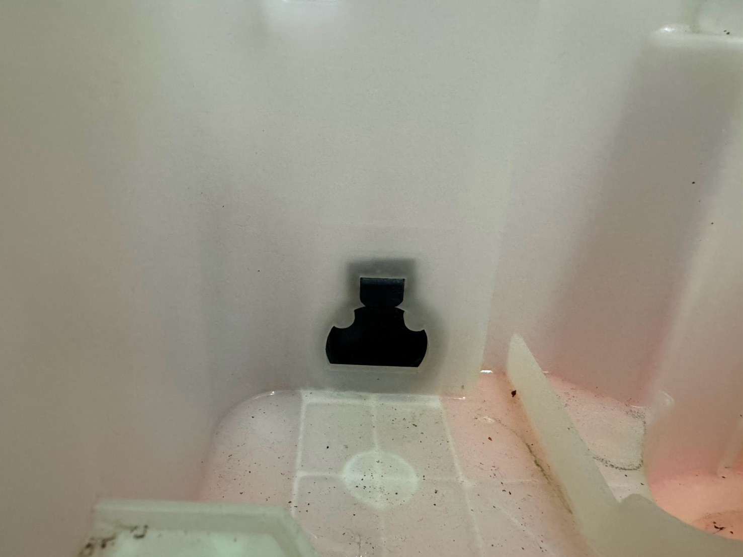 ヒートポンプケースに空いている水抜き穴