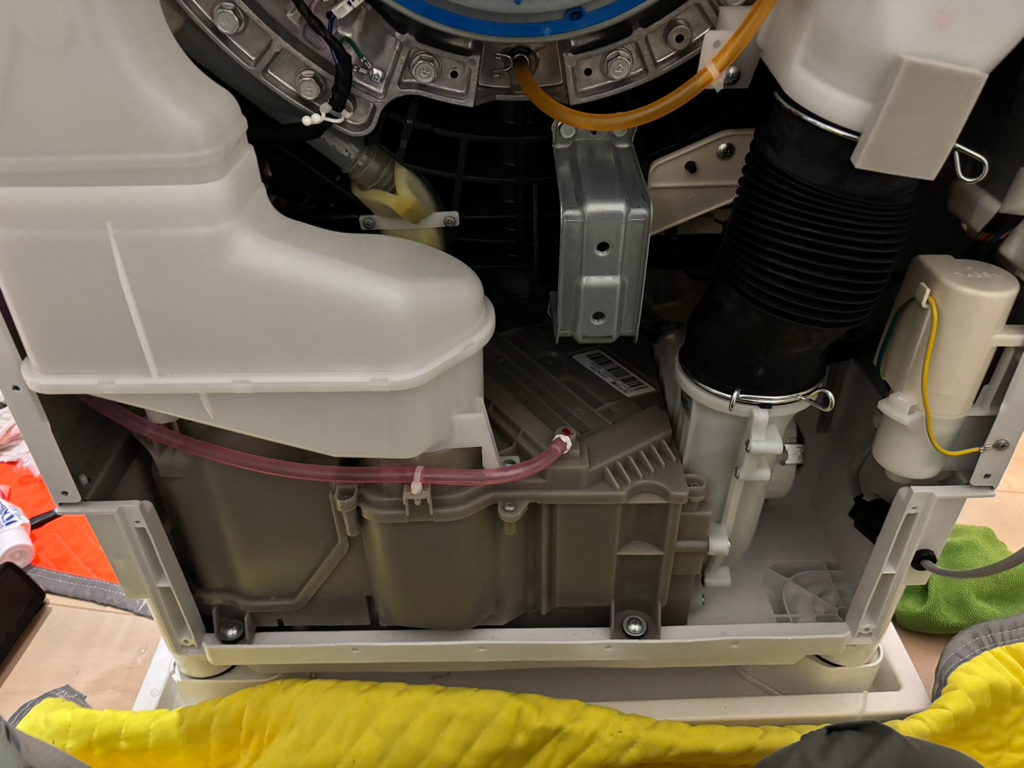 外装を外した東芝TW-127XP3の内部。下部にヒートポンプとドレンポンプが見える