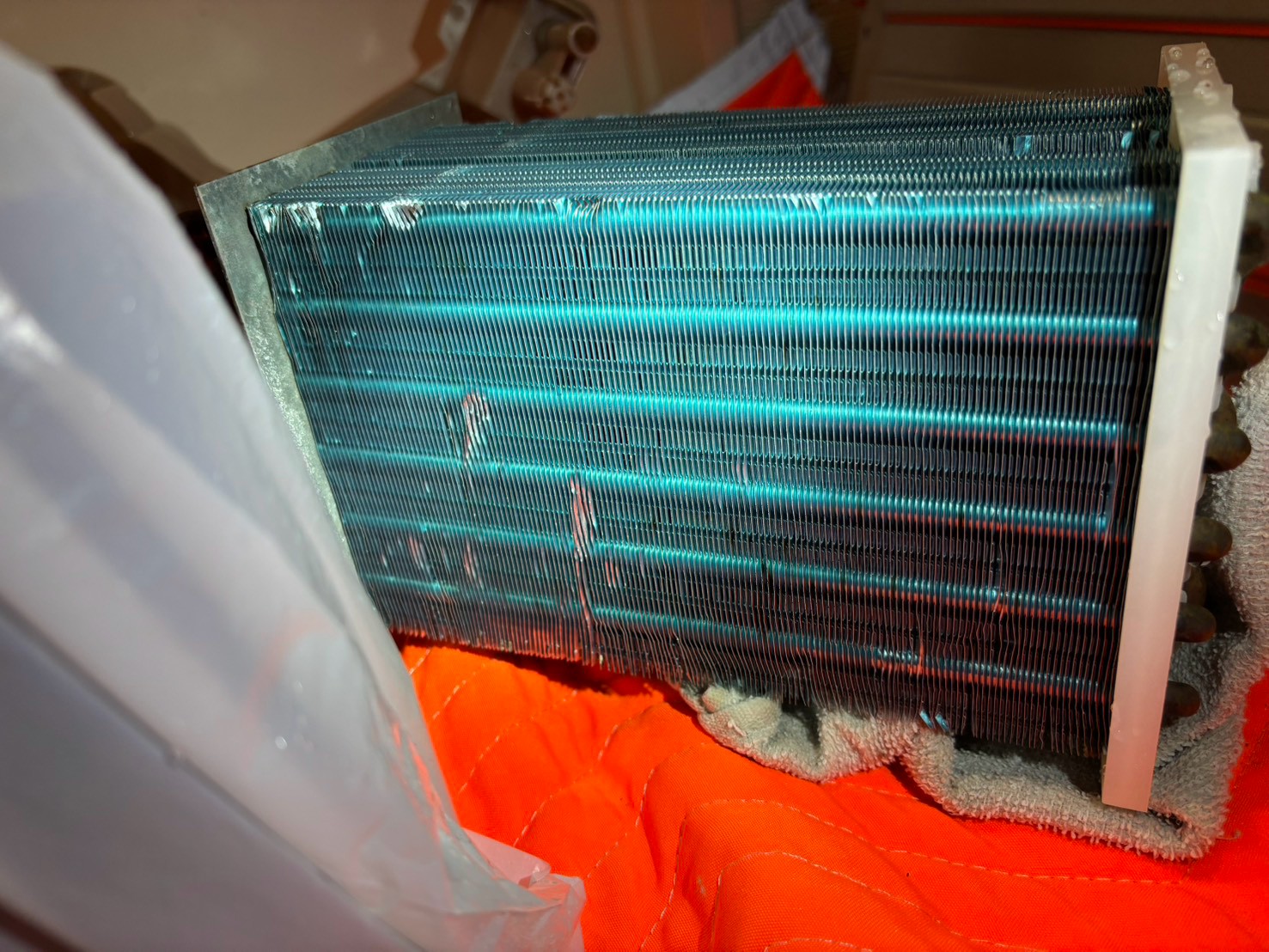 洗浄後の熱交換器。フィンの汚れがなくなっている