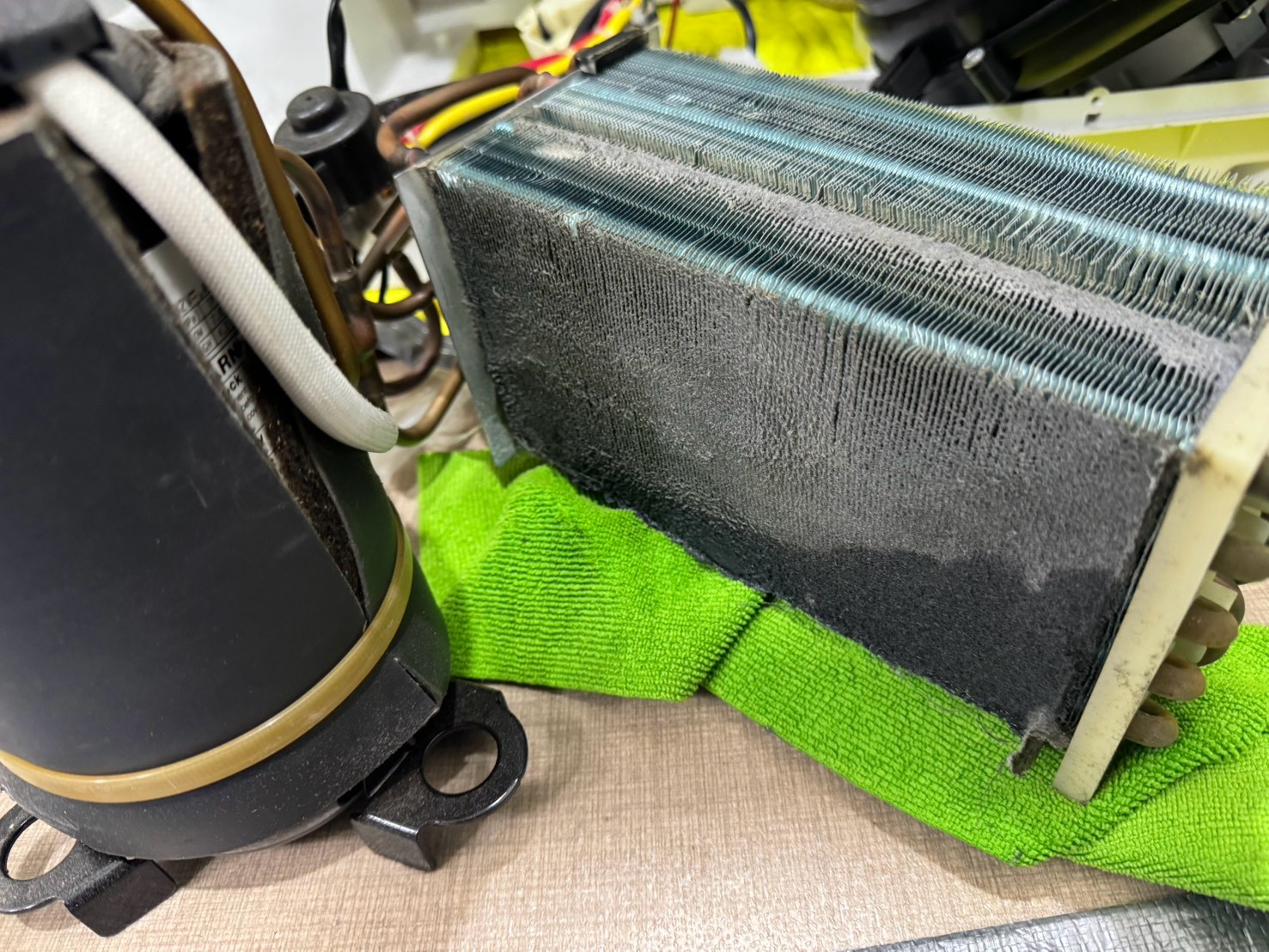 分解して確認した東芝TW-Z380Lのヒートポンプ（熱交換器）。フィンに埃がびっしり蓄積している