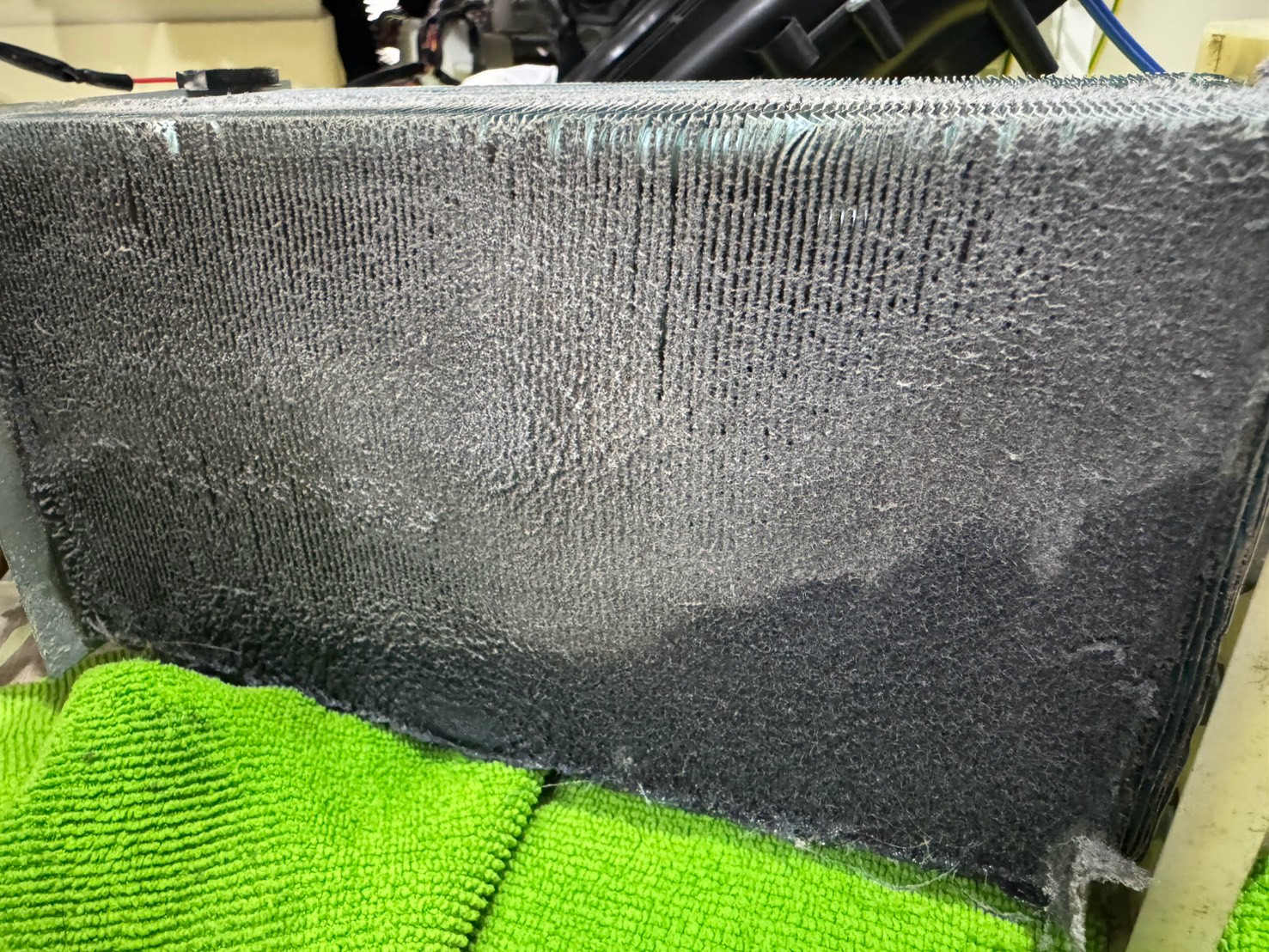 ヒートポンプのフィンに蓄積した埃をアップで見た様子